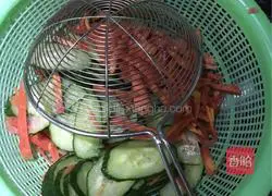 Illustration of how to make green cold noodles 1