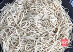 Illustration of how to make braised noodles 5