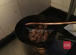 Illustration of how to cook pork ribs and noodles in iron pot 3