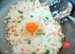 Illustration of how to make bacon and corn sausage baked rice 9