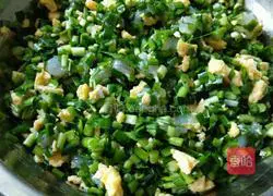 Illustration of how to make leek, egg and shrimp box 8