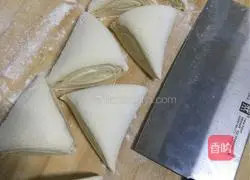 Illustration of how to make homemade flower rolls 5