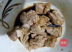 Illustration of how to make pork ribs, corn and radish claypot rice 4