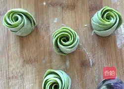 Illustration of how to make green rose rolls 16