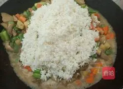 Seasonal Vegetable Pork Belly Claypot Rice Recipe Illustration 7