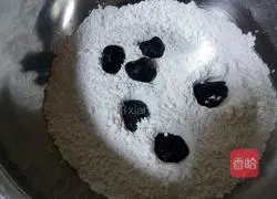 Illustration of how to make Lantern Festival with black sesame filling 6