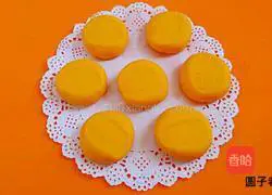 Illustration of how to make pumpkin rolls 4