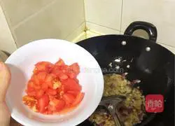 Illustration of how to make red sausage baked rice 3