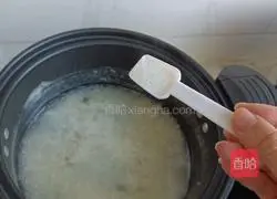 Illustration of how to make preserved egg and lean meat porridge 11