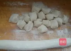 Illustration of how to make pot stickers with winter melon stuffing 6