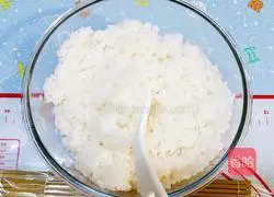 Illustration of how to make triangular rice balls 1