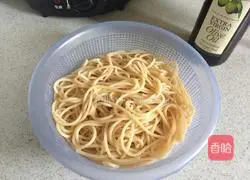 Illustration of how to make cherry tomatoes and bacon pasta 6