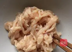 Illustration of how to make chicken spring rolls 1