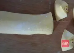 Illustration of how to make pumpkin flower rolls 5