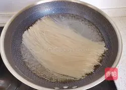 Illustration of how to make kimchi and sesame rice noodles 11