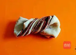 Illustration of how to make two-color flower rolls 15