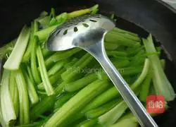 Illustration of how to make celery and meat pot stickers 9