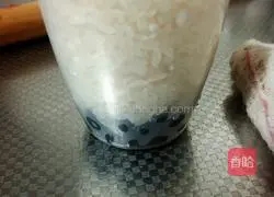 Illustration of how to make wolfberry black bean porridge 1