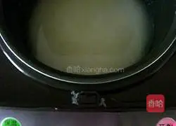 Illustration of how to make baked rice with peas and bacon 3