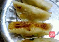 Illustration of how to make three fresh pot stickers 6