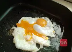 Illustration of how to make fried rice noodles with eggs 2