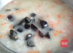 Illustration of how to make preserved egg and lean meat porridge 6