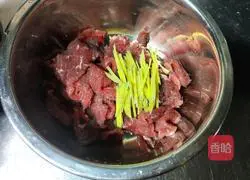 Illustration of how to make beef and vegetable porridge 2