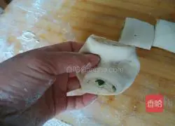 Illustration of how to make five-spice rolls 6