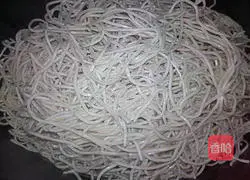 Illustration of how to make braised beans and noodles 1