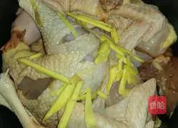 Illustration of how to make rice cooker baked chicken 1