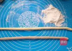 Illustration of how to make lollipop flower rolls 10