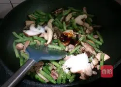 Illustration of how to make braised beans and noodles 6