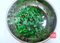 Illustration of how to make scallion rolls 9