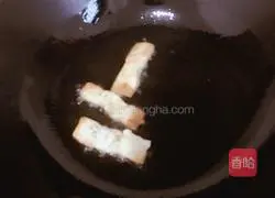 Illustration of how to make three fresh pickles spring rolls 5