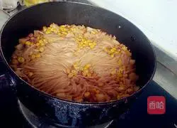 Illustration of homemade potato, corn and enoki mushroom braised noodles 6