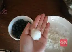 Illustration of how to make blueberry rice balls 7