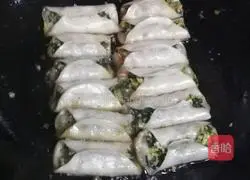 Illustration of how to make three fresh pot stickers 18