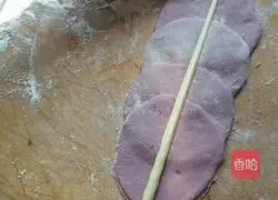 Illustration of how to make Chinese Valentine's Day rose rolls 7