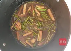 Illustration of how to make braised noodles with garlic sprouts in iron pot 7