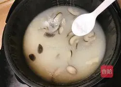 Illustration of how to make mushroom and scallop porridge 10