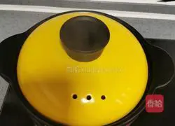 Illustration of how to make astragalus and chrysanthemum porridge 5