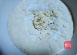 Illustration of how to make Laoganma's flower rolls 6