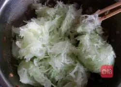 Illustration of how to make pot stickers with winter melon stuffing 4