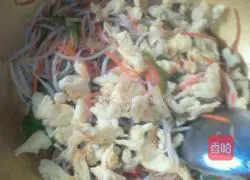 Illustration of Stir-fried Noodles with Mung Bean Sprouts and Eggs 7