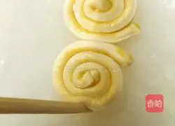 Illustrations on how to make rose-shaped and butterfly-shaped flower rolls 8