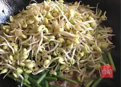 Illustration of how to make bacon braised noodles 6