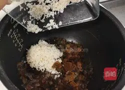 Illustration of how to make peach gum brown sugar rice porridge 5