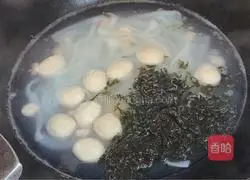 Illustration of how to make shrimp and seaweed rice noodles 6 