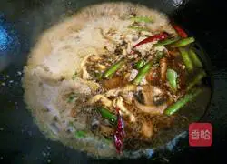 Illustration of how to make braised noodles with shredded chicken and beans 9