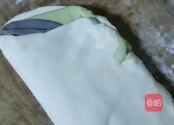 Illustration of how to make 3-color flower rolls 6